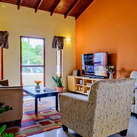Iona'S Home: Vibrant 2Bedroom Home Near Виллемстад Экстерьер фото