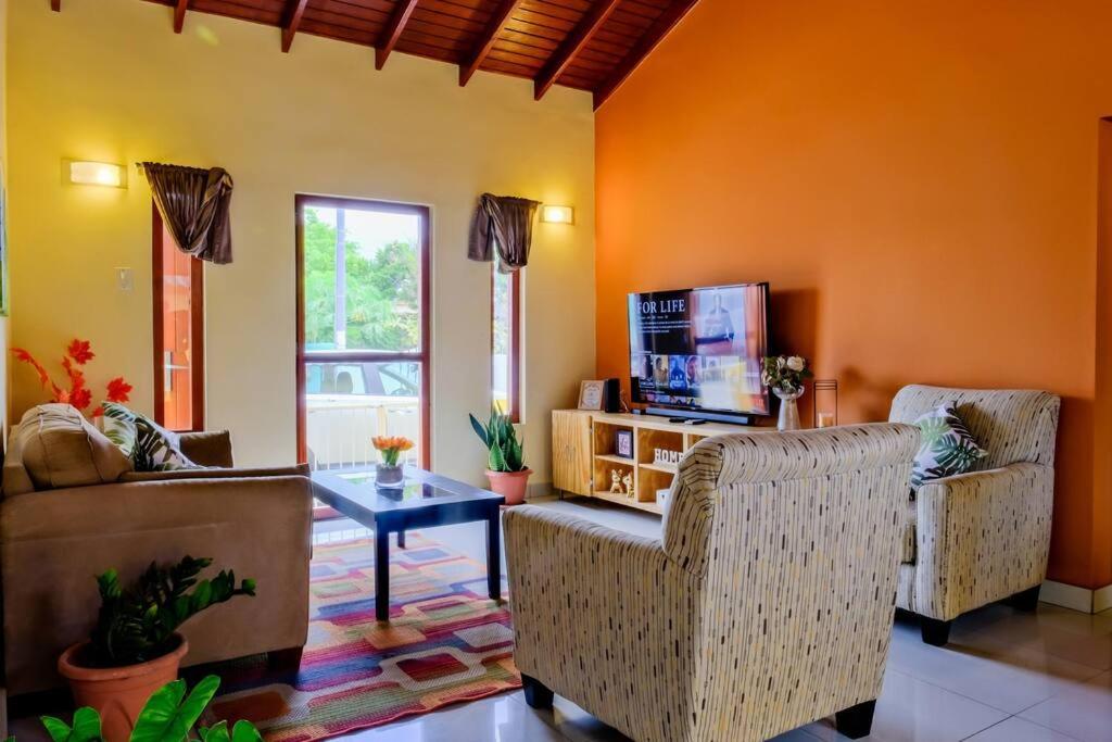 Iona'S Home: Vibrant 2Bedroom Home Near Виллемстад Экстерьер фото