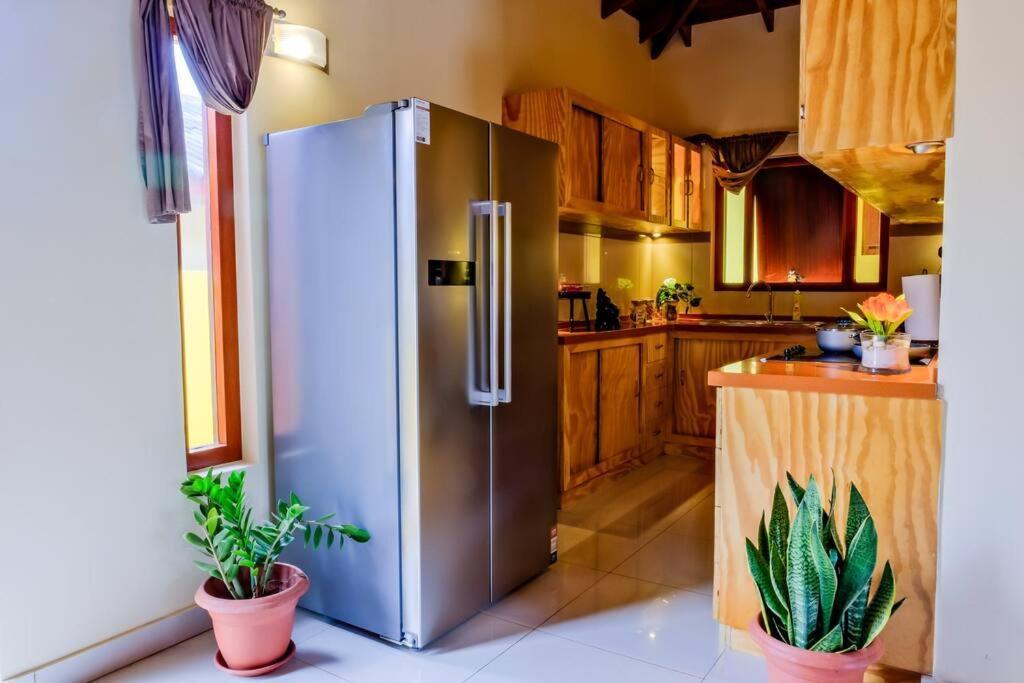 Iona'S Home: Vibrant 2Bedroom Home Near Виллемстад Экстерьер фото